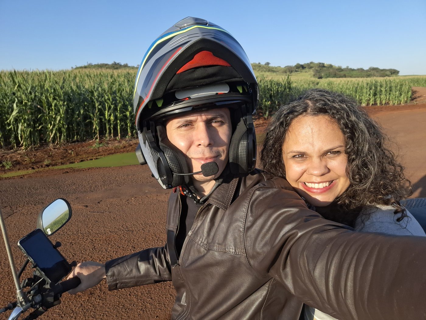 Saulo e Thassiana em uma estrada de terra