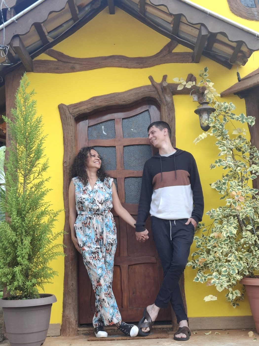 Saulo e Thassiana de mãos dadas