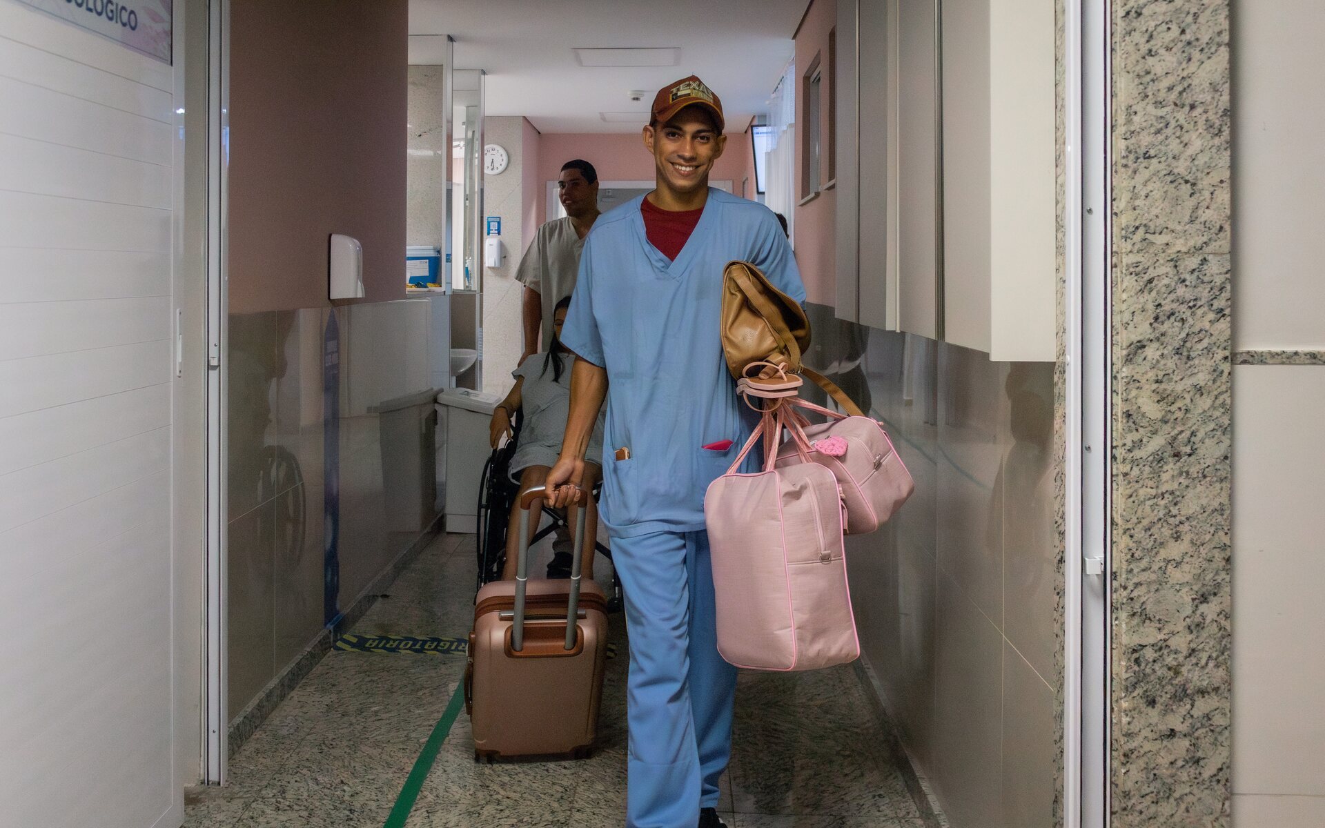 Pai segurando as malas da maternidade antes do nascimento do bebê